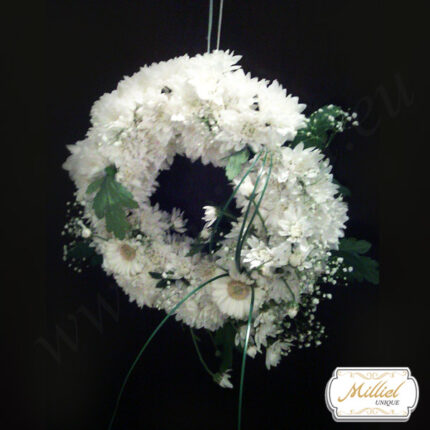 crown-for-door-white-chrysanthemum