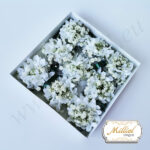 butoniera-bulka-kuma-estestwena-gipsofila-izkustwena-hrizantema-masleno-zeleno